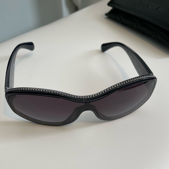 Chanel shield sunglasses with silver chain link - Picture 6 of 12